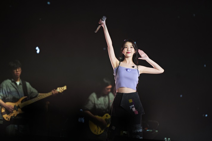 ミュージック 2004.IU.HEREH.WORLD.TOUR.CONCERT Review: IU HEREH World Tour Concert – Rosemont, IL | BTSCELEBS